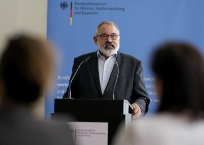 Abschlusskonferenz des Modellvorhabens der Raumordnung (MORO) „Integrierte Planung im deutsch-polnischen Verflechtungsraum“ in Berlin am 28.09.2023. / Konferencja podsumowująca modelowe przedsięwzięcie ładu przestrzennego „Zintegrowane planowanie w polsko-niemieckim obszarze powiązań” w Berlinie, 28.09.2023. / Foto: Henning Schacht.